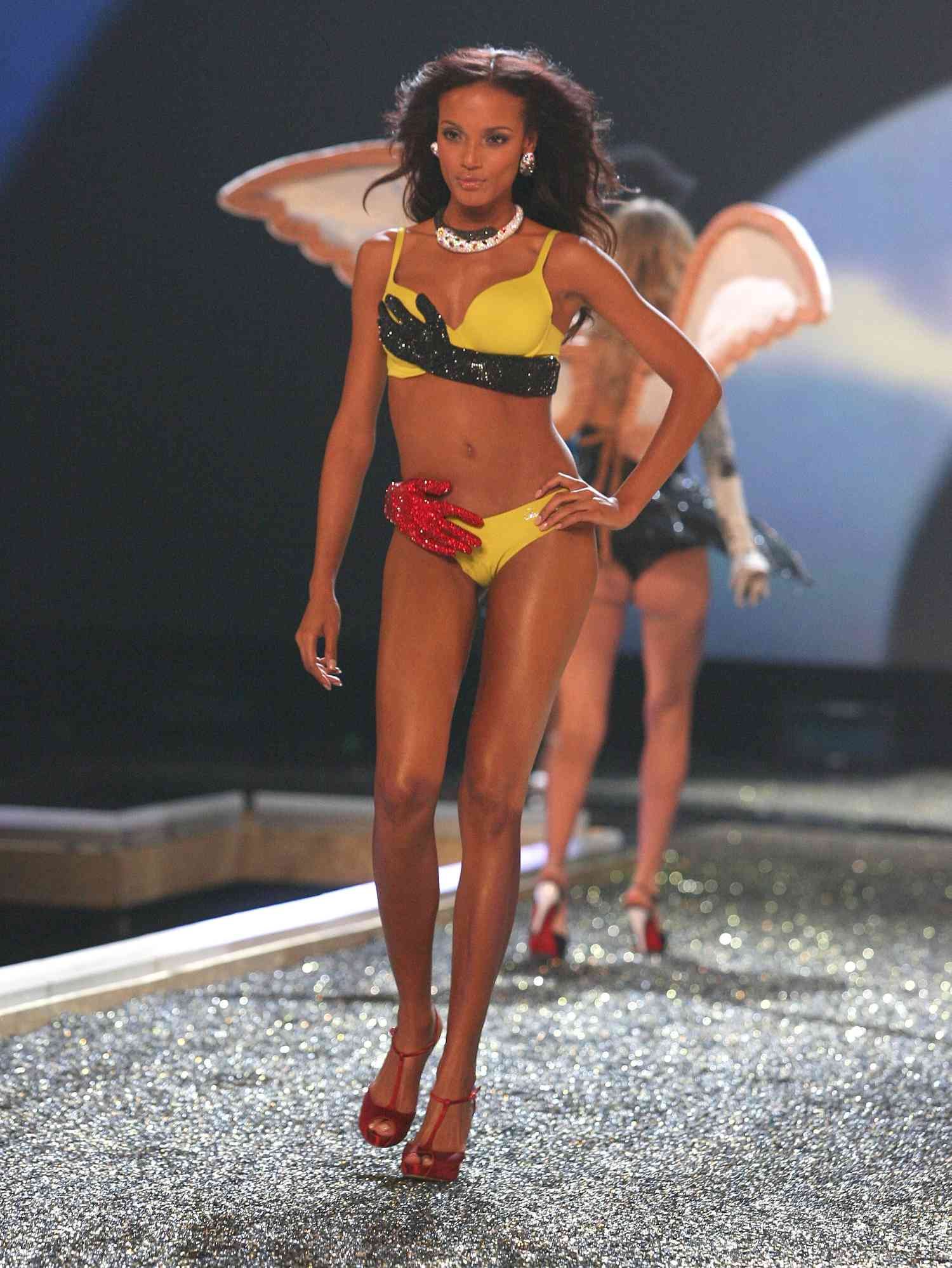 Model Selita Ebanks At the 12th annual Victoria's Secret Fashion Show on November 15, 2007