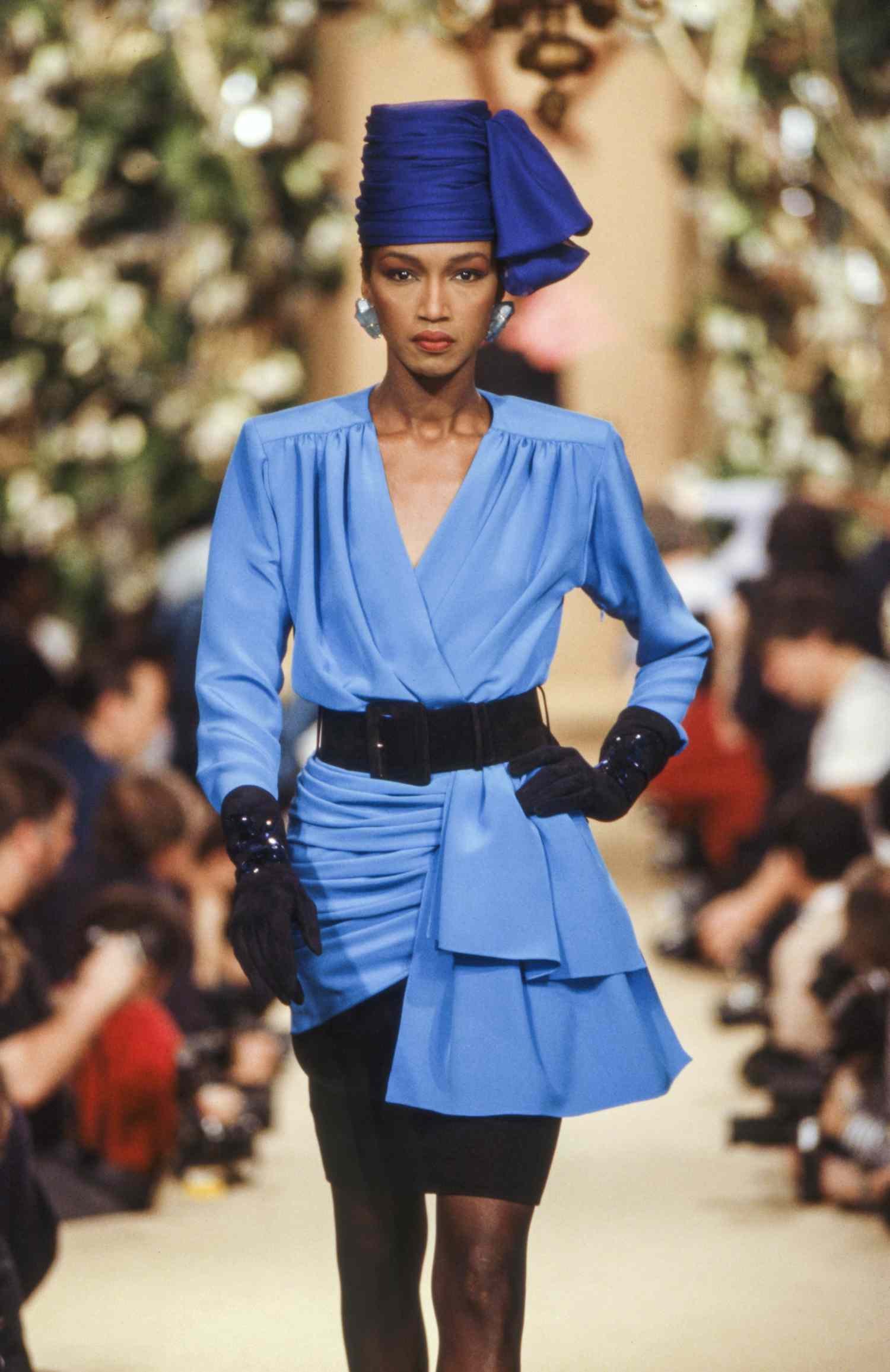 Woman eating away blueness frock with black mitt and belt