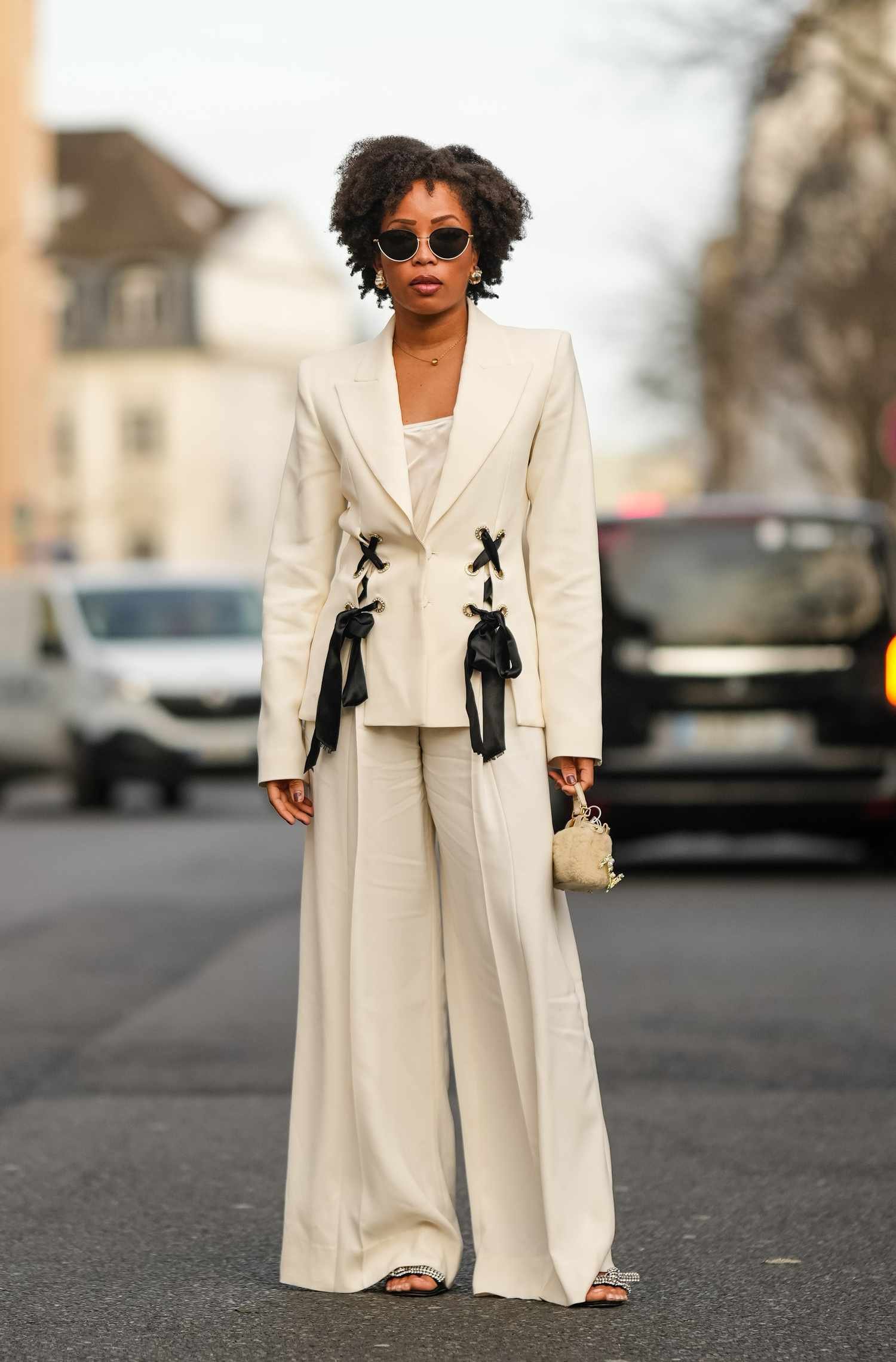 Ellie Delphine wear angstrom unit cream wide-leg suit, angstrom Paris way week street style face you tin really wear in 2024.