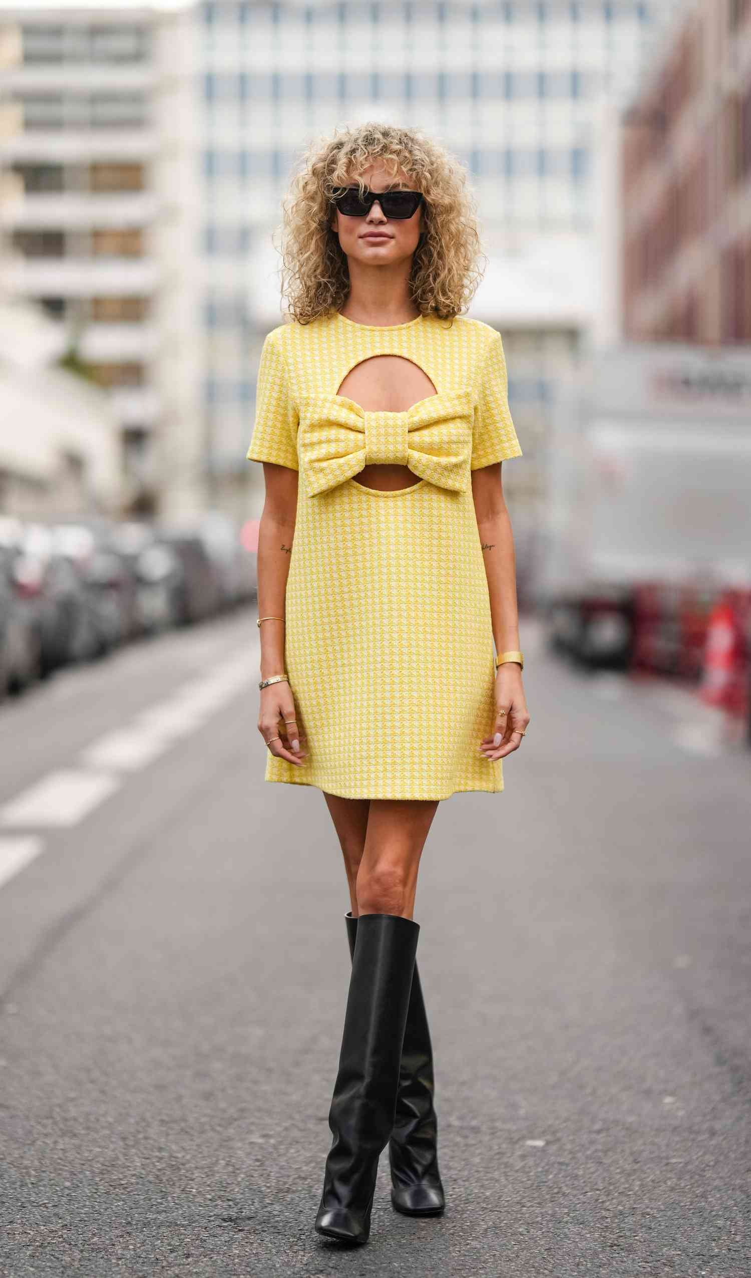 A woman wear angstrom unit bow mini dress, angstrom Paris Fashion Week street manner look you tin actually wear in 2024.