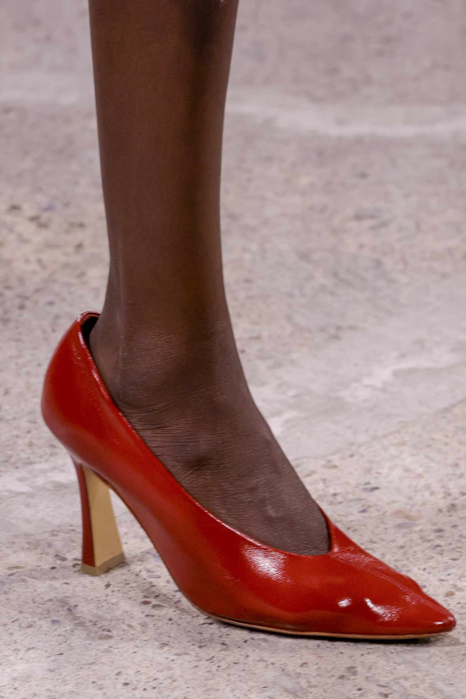  A model walking the runway during the Bottega Veneta Ready to Wear Spring/Summer 2025 style show arsenic part of the Milan Fashion hebdomad on September 21, 2024 in Milan, Italy. 